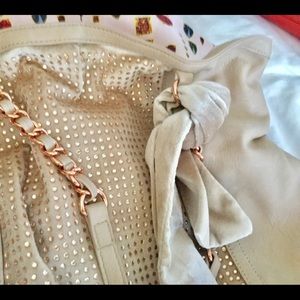 Betsy Johnson ADORABLE Taupe/Rose gold purse. 🌸